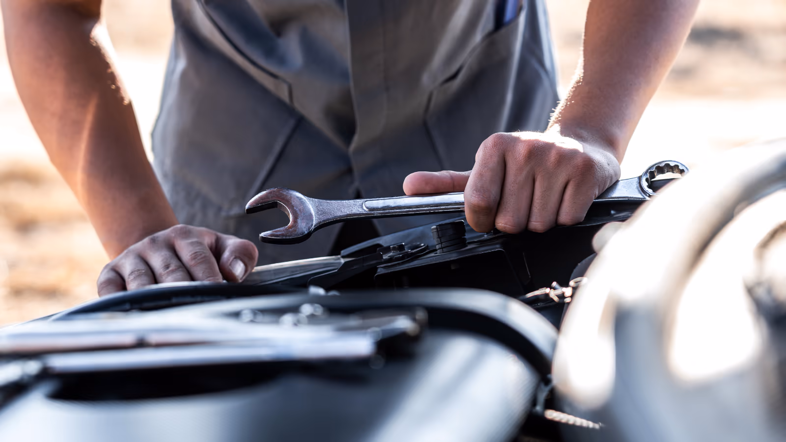 Luxus Car Servicen asentaja huoltaa autoa korjaamolla Vantaalla
